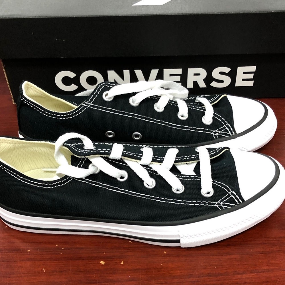 Converse Kids Sz 2.5 Black and White Low Top Sneakers - Picture 3 of 8